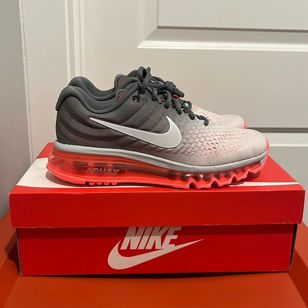 Nike womens 7.5 Air Max 2017